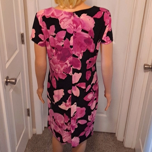 Ellen Tracy Pink and Black Short Sleeve Floral Dress with Ruching Belted Waist - Picture 5 of 8